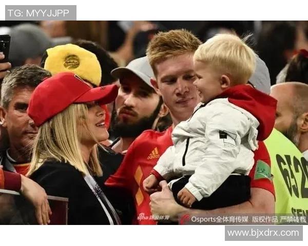 小孩感动足球球星送上亲手制作礼物球星暖心回应视频温馨瞬间